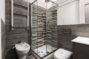 Family Loft, City View | Bathroom | Shower, rainfall showerhead, hair dryer, bidet - President Gardens (Rome)