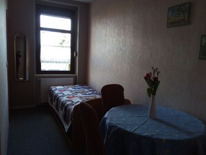 Basic-Apartment, Mehrere Betten | 1 Schlafzimmer, Bügeleisen/Bügelbrett