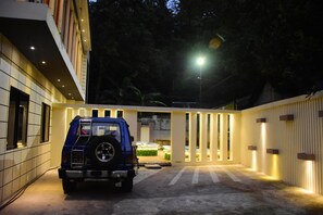 Ubetjent parkering (inkludert) og betjent parkering inkludert