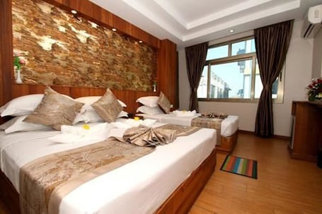 Family Room | Minibar, in-room safe, desk, soundproofing