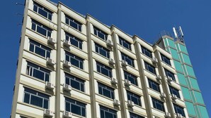 Un edificio de varios pisos con un cartel que indica Gemsy Hotel.