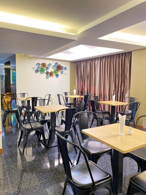 Frühstück, Mittagessen, Abendessen, lokale und internationale Küche