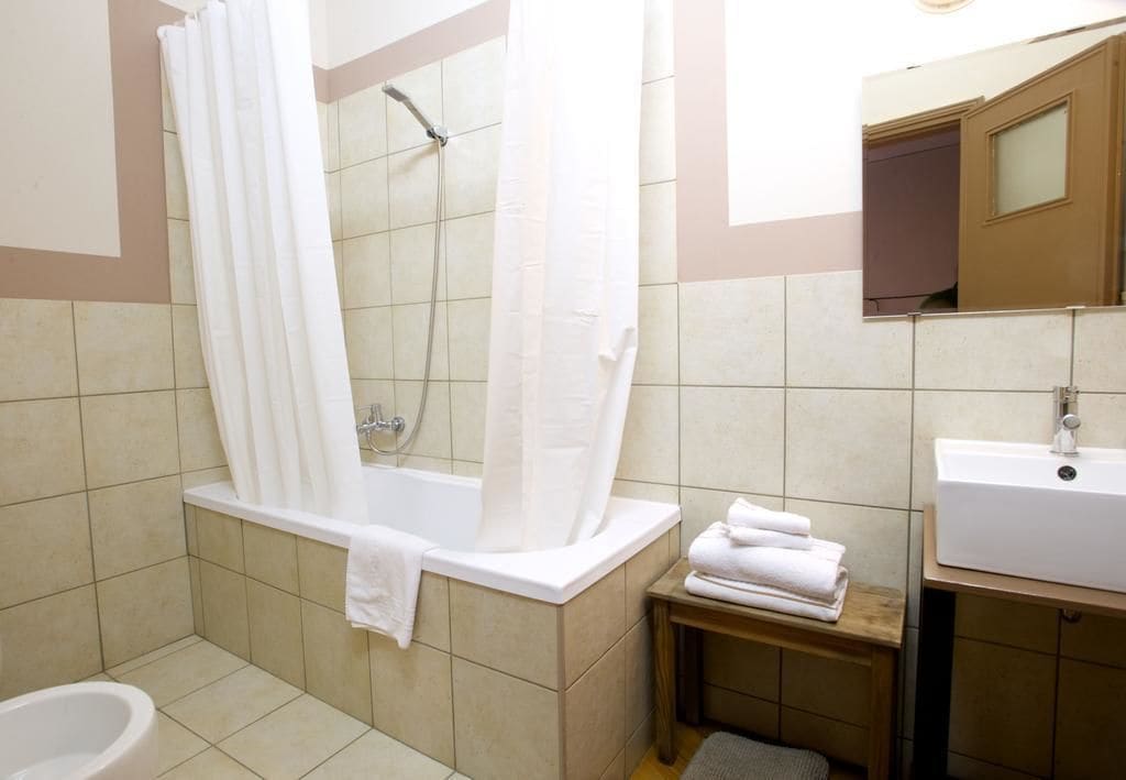 Un bagno con una vasca, un water e un lavandino.