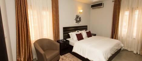 Tabla de planchar con plancha, wifi gratis y ropa de cama