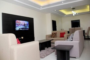 Premier-Apartment, 3 Schlafzimmer | Wohnbereich | Flachbildfernseher