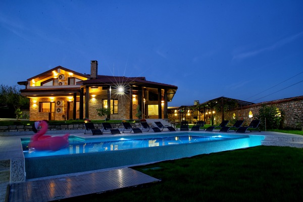 Outdoor pool, pool umbrellas, sun loungers