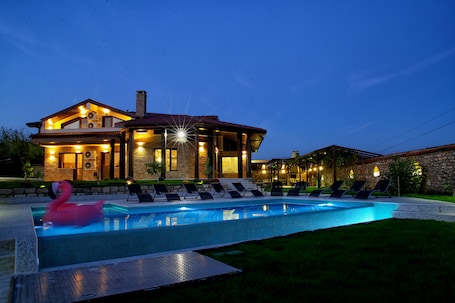 Outdoor pool, pool umbrellas, sun loungers