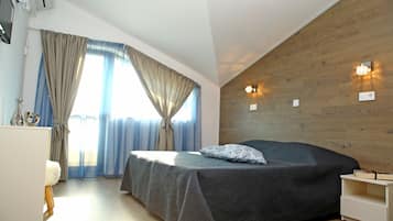 Luxury Villa, Balkon, Havuz Manzaralı | 7 yatak odası, ayrı ayrı dekore edilmiş, ayrı ayrı döşenmiş, masa