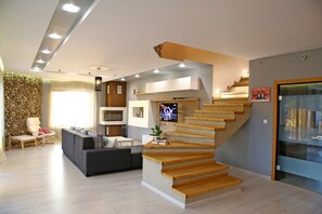 奢華別墅, 露台, 泳池景 | 客廳 | 平面電視