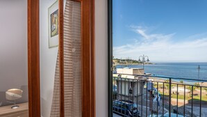 A balcony with a view of the sea and a distant island. - Una Terrazza sul Golfo (Palermo)