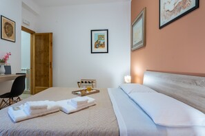 Kamar Triple Deluks, jet tub | Seprai antialergi, selimut bulu angsa, busa memori, dan meja kerja