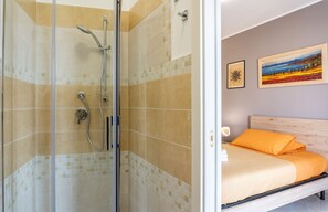 Phòng đôi phong cách cổ điển, 1 giường cỡ queen, quang cảnh biển | Phòng tắm | Buồng tắm vòi sen, vòi sen phun mưa, đồ dùng nhà tắm miễn phí 