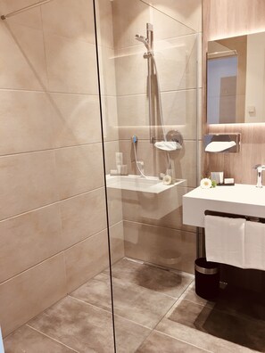 Bathroom shower - StadtHotel Arte (Remagen)