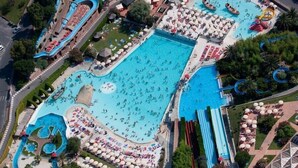 An aerial view of a large swimming pool complex with multiple water slides and sunbathing areas. - Bed & Breakfast Alassio (Alassio)