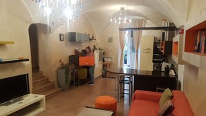 A compact living space with a kitchen, dining area, and a seating area. - Bed & Breakfast Alassio (Alassio)