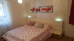 三人房, 私人浴室 (External) | 遮光窗帘、熨斗/熨板、免费 WiFi、床单