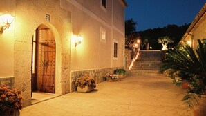 Fachada de la propiedad por la tarde o noche