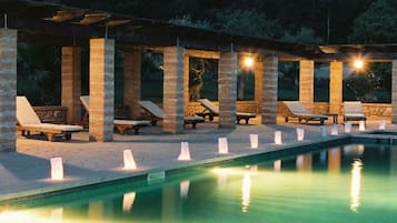Udendørs pool, åben fra kl. 09.30 til kl. 23.00, liggestole