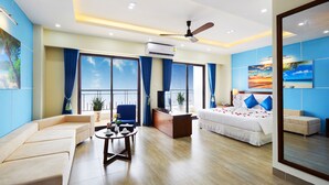 Une chambre d’hôtel moderne dotée d’un grand lit, d’un canapé, d’un bureau et d’un balcon offrant une vue sur le ciel.