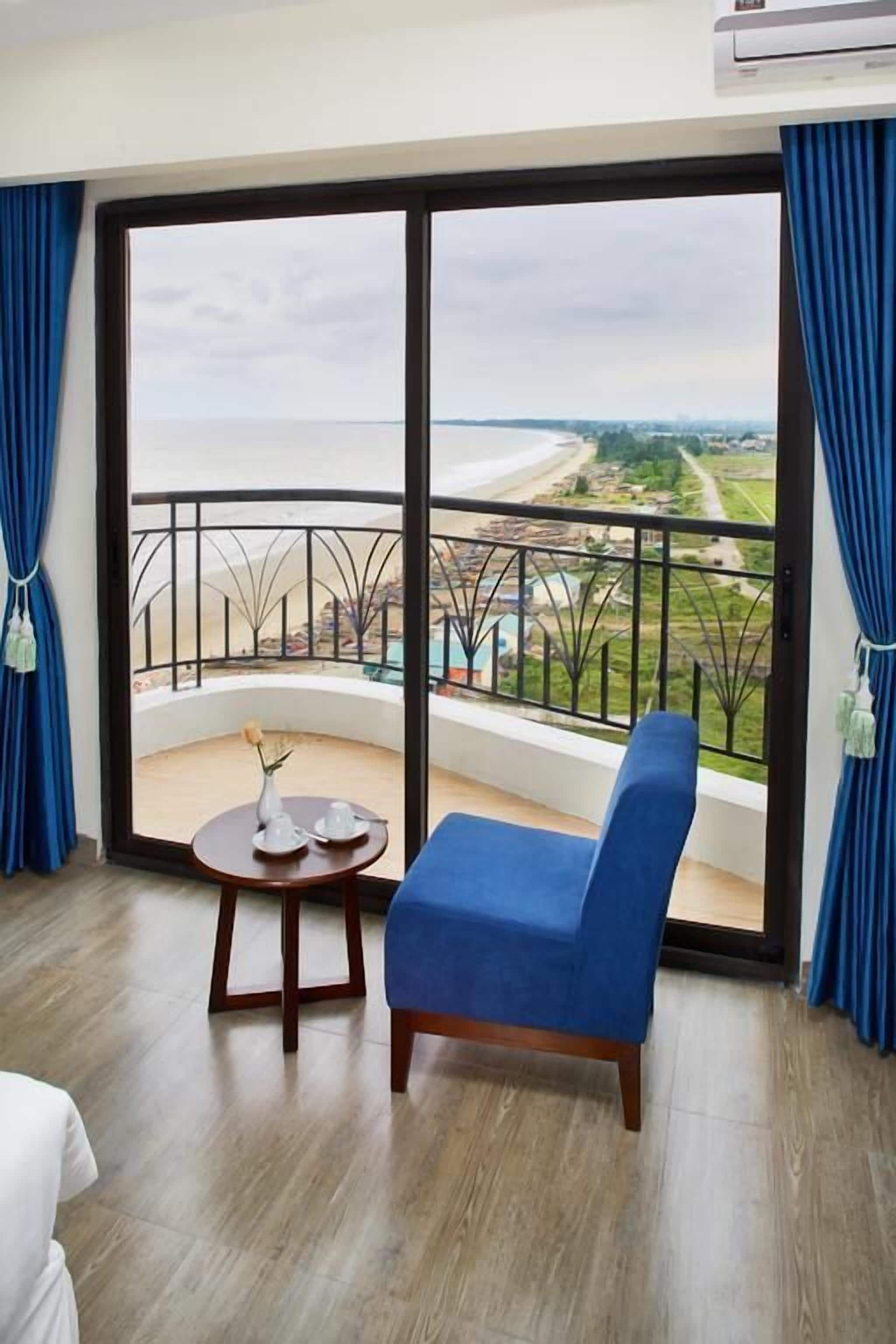 Minibar, safe på rommet, skrivebord og strykejern/-brett