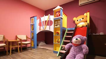 Family Quadruple Room | Desk, blackout drapes, free WiFi