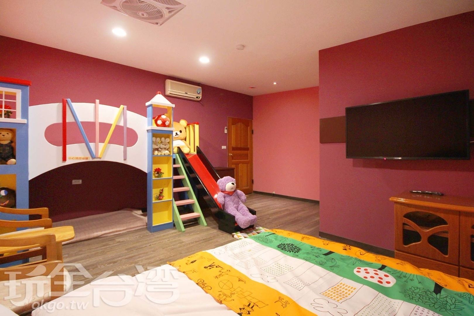 Escritorio, cortinas blackout y wifi gratis 