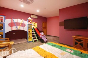 親子溜滑梯４人房 | 書桌、遮光布/窗簾、免費無線上網