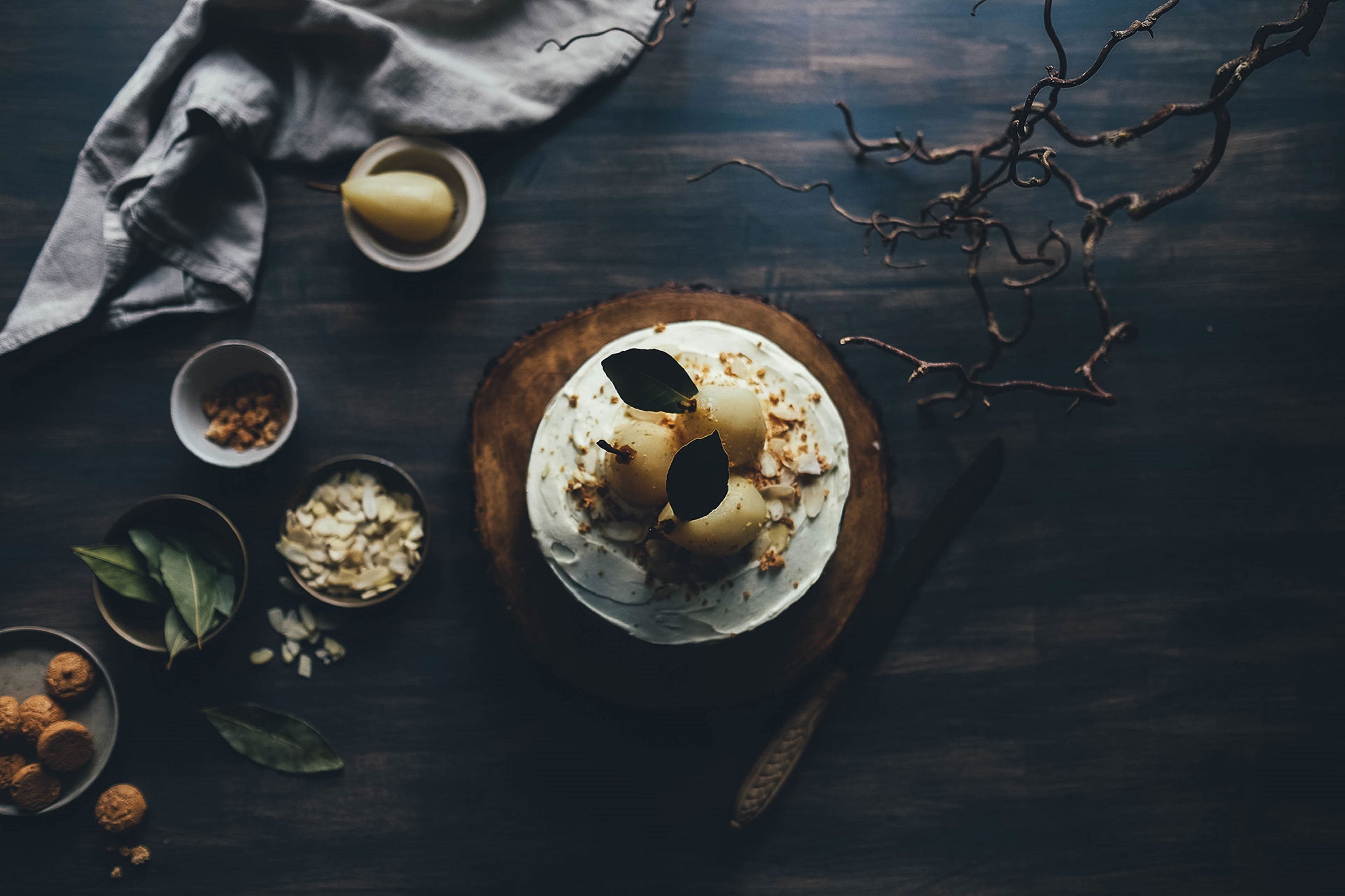Un postre sobre una tabla de madera con fondo oscuro.