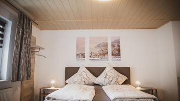 Verdunkelungsvorhänge, schallisolierte Zimmer, Bügeleisen/Bügelbrett