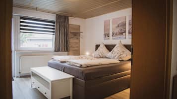 Cortinas blackout, insonorización y tabla de planchar con plancha