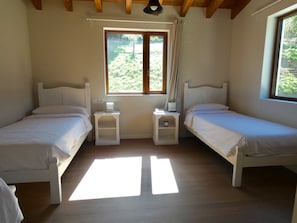 Habitacion doble con cama supletoria y vistas a la montaña | 10 sovrum, sängtillbehör av högsta kvalitet och duntäcken