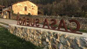 A stone wall with the words "CASA SULENI" engraved on it. - Casa Sueño (Salas)