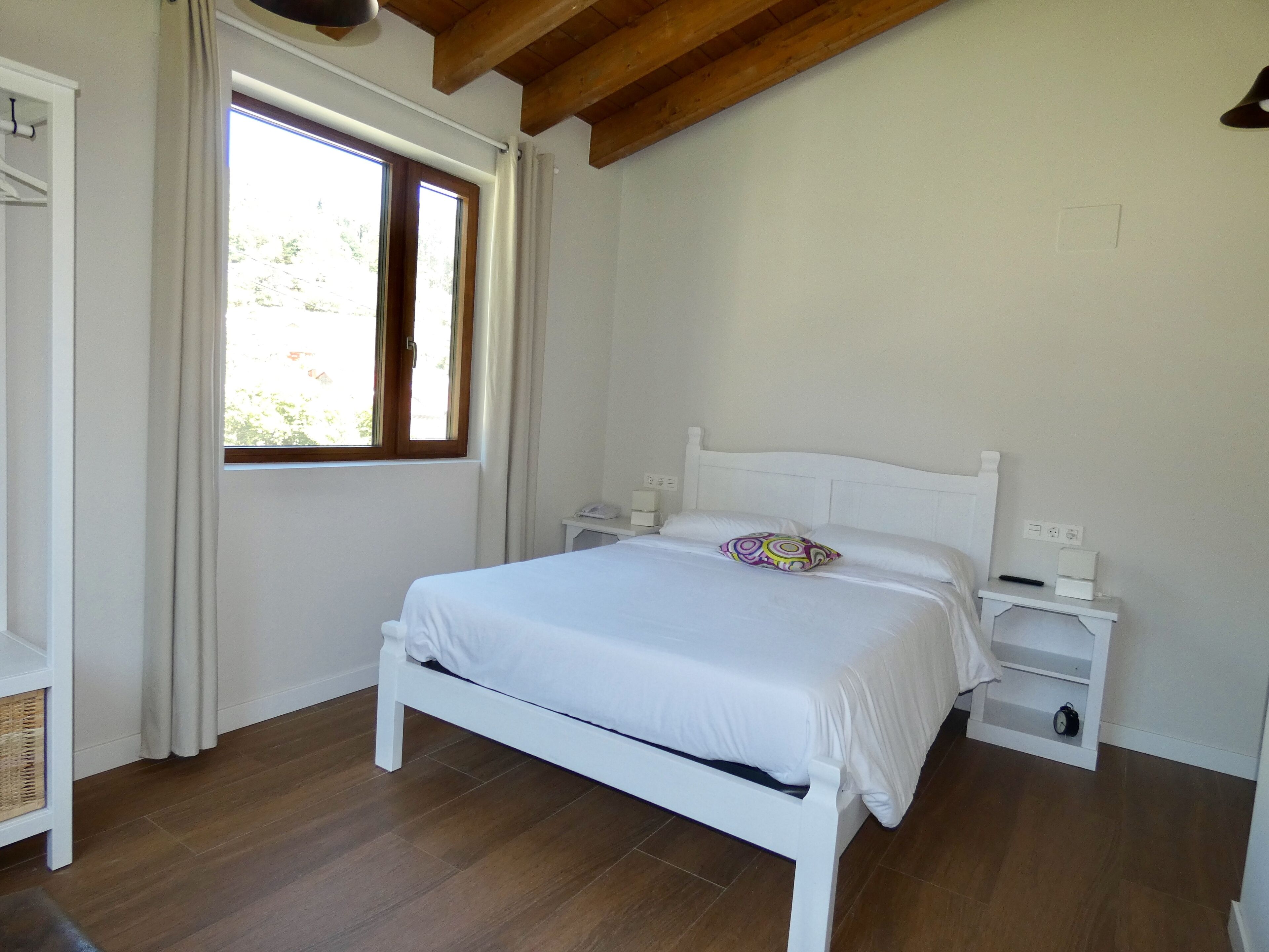 Habitación con 1 cama doble o 2 individuales, vistas a la montaña | 10 dormitorios, ropa de cama de alta calidad, edredones de plumas