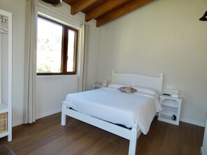 Kamer, 1 twee- of 2 eenpersoonsbedden, uitzicht op bergen | 10 slaapkamers, luxe beddengoed, donsdekens, een kluis op de kamer