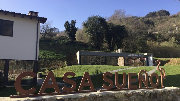 A stone wall with large metal letters spelling "CASA SUENO". - Casa Sueño (Salas)