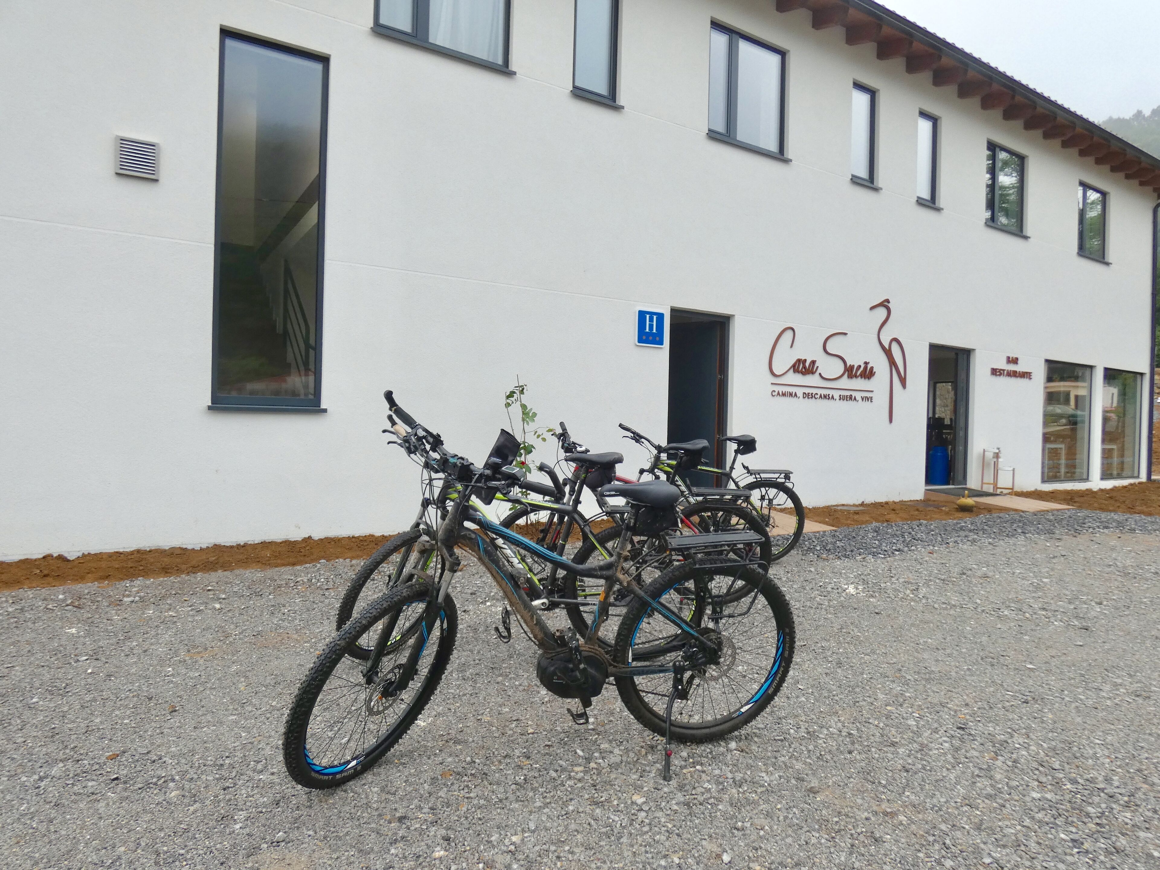 Un bâtiment avec une enseigne indiquant « Casa Sueno » et un symbole bleu représentant l’accessibilité aux personnes à mobilité réduite.