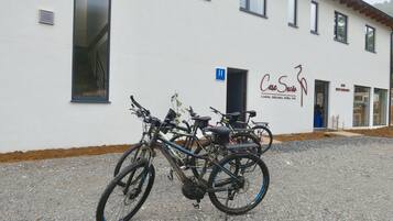 Un bâtiment avec une enseigne indiquant « Casa Sueno » et un symbole bleu représentant l’accessibilité aux personnes à mobilité réduite.