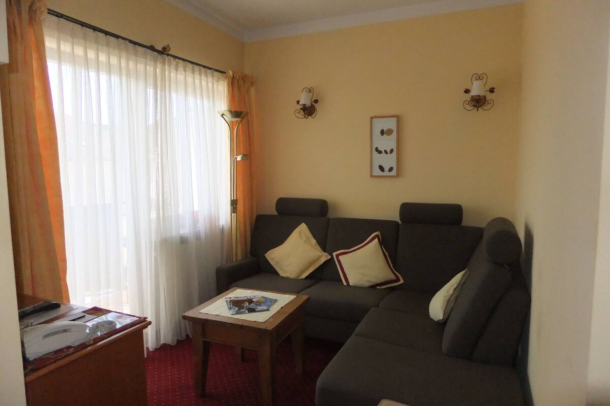 Ett vardagsrum med en soffa, ett soffbord och en lampa.