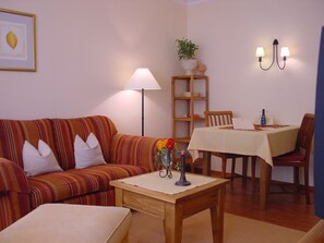 Suite, Garden View | Living area | Flat-screen TV - Aparthotel Christine (Bad Fuessing)