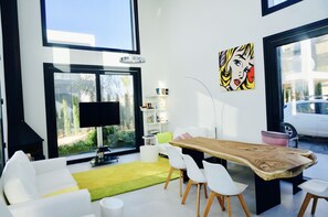 Smart TV, lareira, DVD player, brinquedos