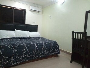 Desk, laptop workspace, bed sheets - Unique Didis Royal Hotel & Suites (Lagos)