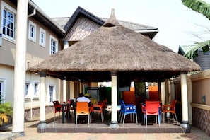 Phục vụ bữa sáng, bữa trưa và bữa t ối 