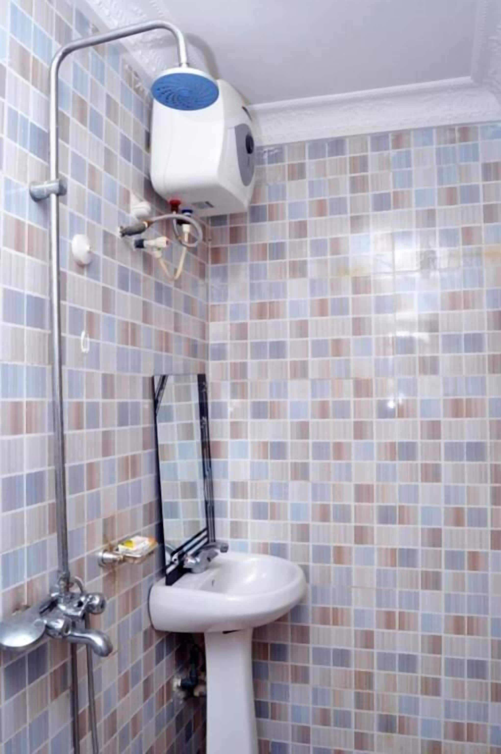 combined shower/bathtub, deep-soaking bathtub, towels