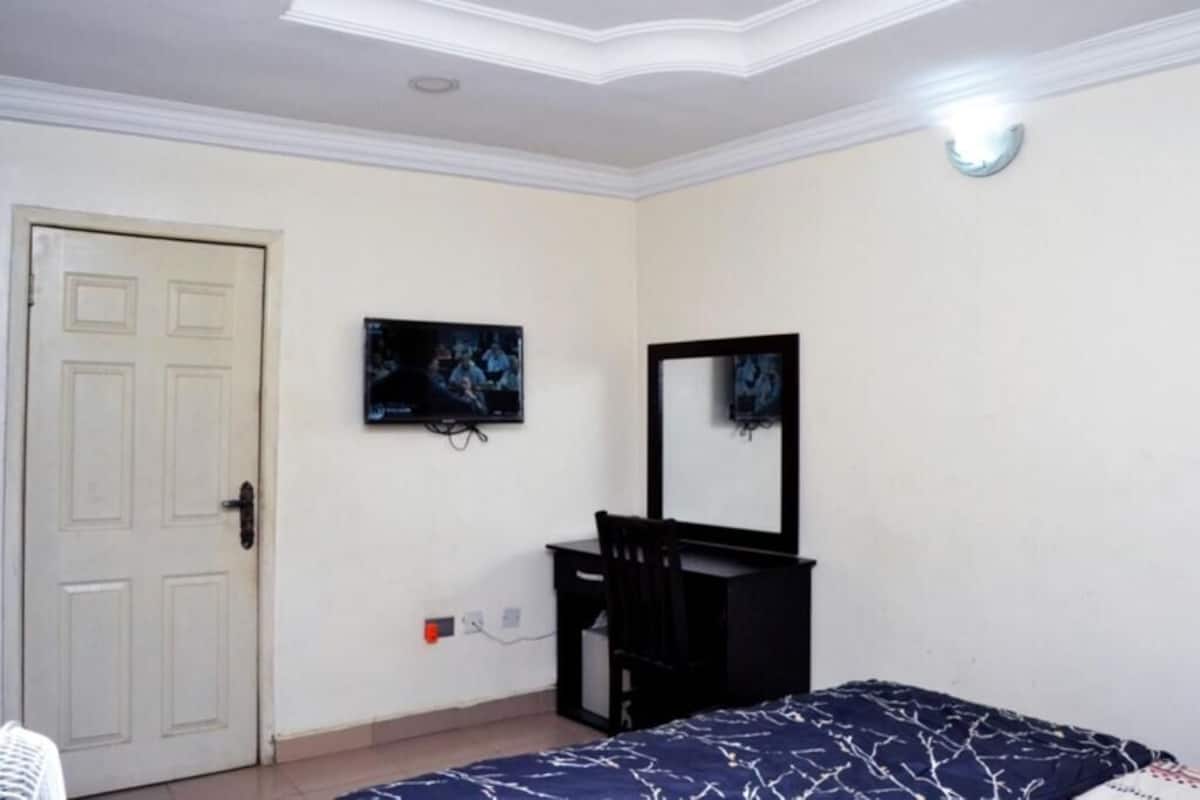 desk, laptop workspace, bed sheets