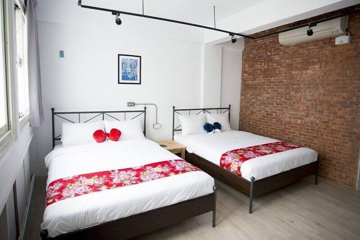 Habitación cuádruple Gallery, 2 camas matrimoniales | Cortinas blackout, wifi gratis y ropa de cama