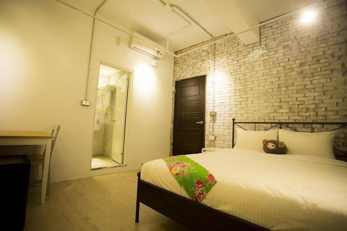 Cortinas blackout, wifi gratis y ropa de cama