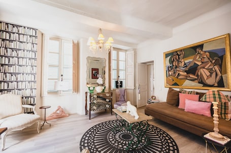 Ropa de cama de alta calidad, colchones con pillow-top y minibar