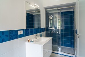 Quarto triplo superior, sacada | Banheiro | Chuveiro, produtos de toalete grátis, secador de cabelo, bidê