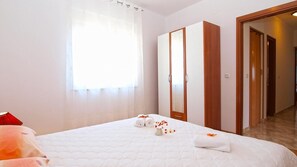 Villa, 4 chambres, piscine privée | 4 chambres, coffres-forts dans les chambres, bureau