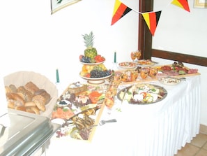 朝食 (ビュッフェ)、毎日提供 (無料)